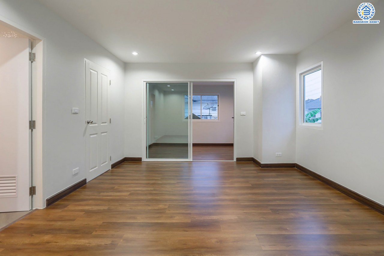 บ้านมือสองตกแต่งใหม่ ม.เพชรวัฒนะ เลียบคลองประปา บ้านเดี่ยวเนื้อที่ 50 ตร.ว. ฟังก์ชันพร้อม 3 ห้องนอน 3 ห้องน้ำ จอดรถได้ 2 คัน บนทำเลเชื่อมต่อแจ้งวัฒนะ, ถนนศรีสมาน, ถนนสรงประภา เดินทางสะดวก ใกล้ทางด่วน "อุตราภิมุข" และรถไฟฟ้าสายสีแดง "สถานีหลักสี่"